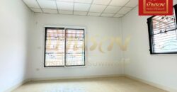 ทาวน์เฮ้าส์ 2 ชั้น หลังริม หมู่บ้านชายคลอง เทพารักษ์ กม.25 (ซอยคิงคอง) ใกล้นิคมบางพลี บ้านรีโนเวทใหม่ ตกแต่งพร้อมเข้าอยู่