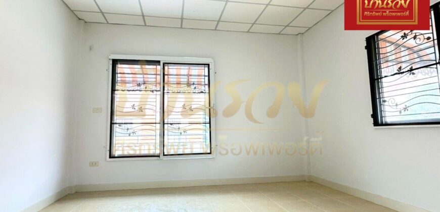 ทาวน์เฮ้าส์ 2 ชั้น หลังริม หมู่บ้านชายคลอง เทพารักษ์ กม.25 (ซอยคิงคอง) ใกล้นิคมบางพลี บ้านรีโนเวทใหม่ ตกแต่งพร้อมเข้าอยู่