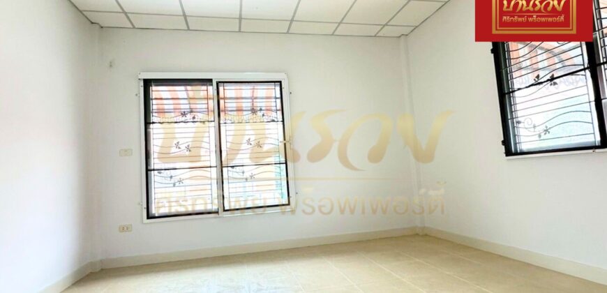 ทาวน์เฮ้าส์ 2 ชั้น หลังริม หมู่บ้านชายคลอง เทพารักษ์ กม.25 (ซอยคิงคอง) ใกล้นิคมบางพลี บ้านรีโนเวทใหม่ ตกแต่งพร้อมเข้าอยู่