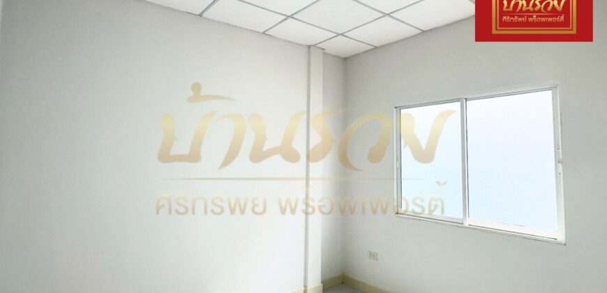 ทาวน์เฮ้าส์ 2ชั้น หมู่บ้านชายคลอง เทพารักษ์ กม.25 (ซอยคิงคอง) ใกล้นิคมบางพลี บ้านรีโนเวทใหม่ ตกแต่งพร้อมเข้าอยู่