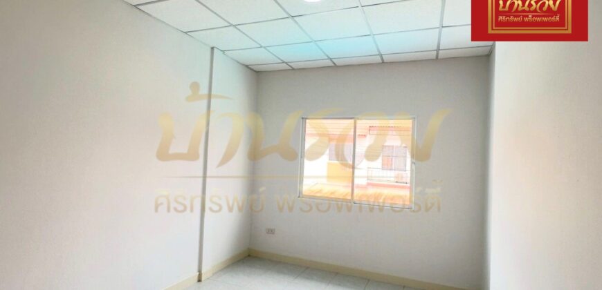 ทาวน์เฮ้าส์ 2ชั้น หมู่บ้านชายคลอง เทพารักษ์ กม.25 (ซอยคิงคอง) ใกล้นิคมบางพลี บ้านรีโนเวทใหม่ ตกแต่งพร้อมเข้าอยู่