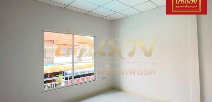 ทาวน์เฮ้าส์ 2ชั้น หมู่บ้านชายคลอง เทพารักษ์ กม.25 (ซอยคิงคอง) ใกล้นิคมบางพลี บ้านรีโนเวทใหม่ ตกแต่งพร้อมเข้าอยู่