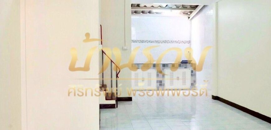 ทาวน์เฮ้าส์ 2 ชั้น หมู่บ้านไมตรีจิตร บางหญ้าแพรก ปู่เจ้า ใกล้รถไฟฟ้า สายสีเขียวสถานีสำโรง บ้านรีโนเวทใหม่ พร้อมเข้าอยู่ #หน้าบ้านไม่ชนใคร