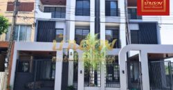 ทาวน์โฮม 3 ชั้น หมู่บ้านเดอะคิวบ์ ถนนบางนาตราด กม.10 ซอยสนามกอล์ฟวินด์มิลล์ ใกล้เมกาบางนา ต้นโครงการ แต่งสวยสไตล์โมเดิร์น รีโนเวทใหม่