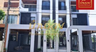ทาวน์โฮม 3 ชั้น หมู่บ้านเดอะคิวบ์ ถนนบางนาตราด กม.10 ซอยสนามกอล์ฟวินด์มิลล์ ใกล้เมกาบางนา ต้นโครงการ แต่งสวยสไตล์โมเดิร์น รีโนเวทใหม่