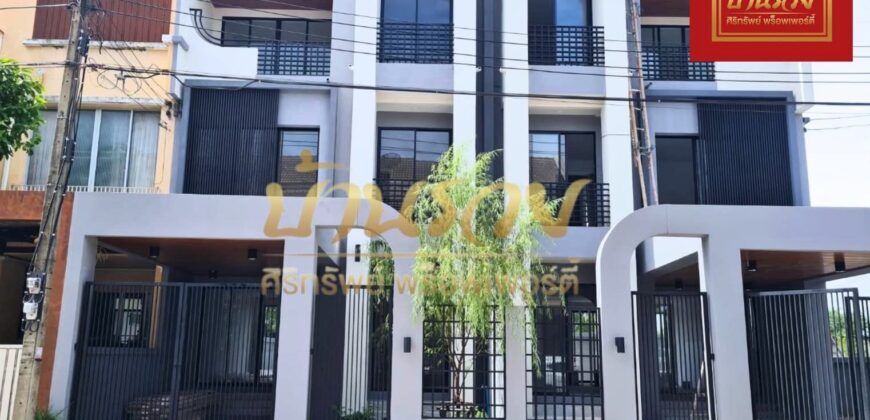 ทาวน์โฮม 3 ชั้น หมู่บ้านเดอะคิวบ์ ถนนบางนาตราด กม.10 ซอยสนามกอล์ฟวินด์มิลล์ ใกล้เมกาบางนา ต้นโครงการ แต่งสวยสไตล์โมเดิร์น รีโนเวทใหม่