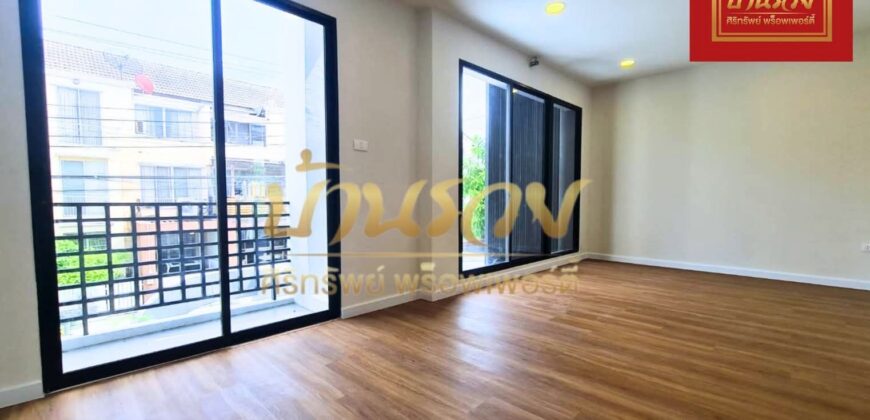 ทาวน์โฮม 3 ชั้น หมู่บ้านเดอะคิวบ์ ถนนบางนาตราด กม.10 ซอยสนามกอล์ฟวินด์มิลล์ ใกล้เมกาบางนา ต้นโครงการ แต่งสวยสไตล์โมเดิร์น รีโนเวทใหม่