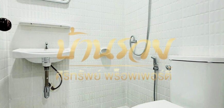 ทาวน์เฮ้าส์ 2 ชั้น หมู่บ้านเฟื่องฟ้า 17 เฟส 1 ซอยขจรวิทย์ ใกล้ทางด่วนกาญจนาภิเษก บ้านรีโนเวทใหม่ พร้อมเข้าอยู่