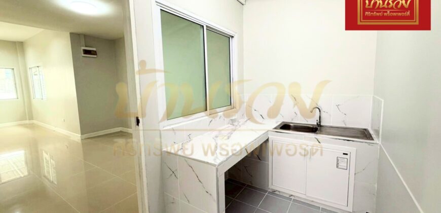 บ้านแฝด 1 ชั้น หมู่บ้าน เมอริทแกรนด์ ซอยวัดหลวงโต ทางด่วนบูรพาฯ บางนา – มาร์เก็ตวิลเลจ บ้านรีโนเวทใหม่ทั้งหลัง