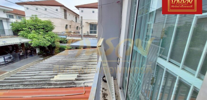 ทาวน์เฮ้าส์ 2 ชั้น หมู่บ้าน เดอะคอนเนค 10 แบริ่ง สเตชั่น ใกล้ห้าง Jass ศรีนครินทร์ พร้อมเข้าอยู่