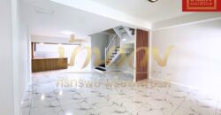 ทาวน์เฮ้าส์ 2 ชั้น หมู่บ้านพาร์คแกลเลอรี่ ซ.ศรีด่าน 22 ถนนศรีนครินทร์ รีโนเวทพร้อมอยู่ ใกล้รถไฟฟ้าสายสีเหลือง