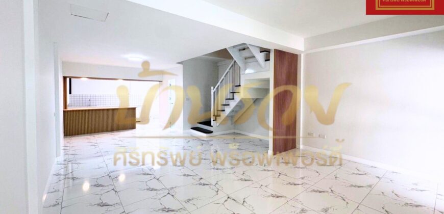 ทาวน์เฮ้าส์ 2 ชั้น หมู่บ้านพาร์คแกลเลอรี่ ซ.ศรีด่าน 22 ถนนศรีนครินทร์ รีโนเวทพร้อมอยู่ ใกล้รถไฟฟ้าสายสีเหลือง