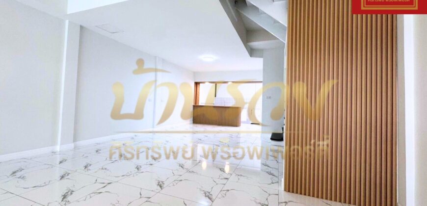 ทาวน์เฮ้าส์ 2 ชั้น หมู่บ้านพาร์คแกลเลอรี่ ซ.ศรีด่าน 22 ถนนศรีนครินทร์ รีโนเวทพร้อมอยู่ ใกล้รถไฟฟ้าสายสีเหลือง