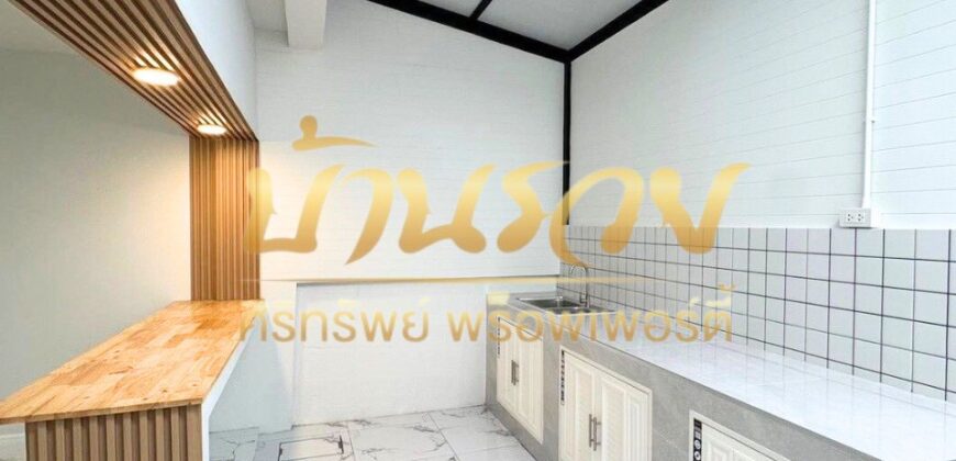 ทาวน์เฮ้าส์ 2 ชั้น หมู่บ้านพาร์คแกลเลอรี่ ซ.ศรีด่าน 22 ถนนศรีนครินทร์ รีโนเวทพร้อมอยู่ ใกล้รถไฟฟ้าสายสีเหลือง