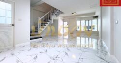 ทาวน์เฮ้าส์ 2 ชั้น หมู่บ้านพาร์คแกลเลอรี่ ซ.ศรีด่าน 22 ถนนศรีนครินทร์ รีโนเวทพร้อมอยู่ ใกล้รถไฟฟ้าสายสีเหลือง