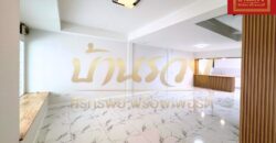 ทาวน์เฮ้าส์ 2 ชั้น หมู่บ้านพาร์คแกลเลอรี่ ซ.ศรีด่าน 22 ถนนศรีนครินทร์ รีโนเวทพร้อมอยู่ ใกล้รถไฟฟ้าสายสีเหลือง