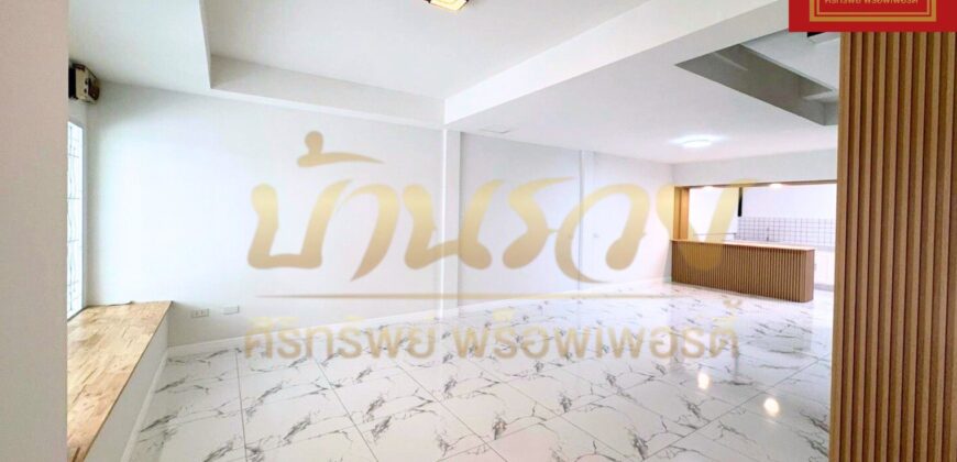 ทาวน์เฮ้าส์ 2 ชั้น หมู่บ้านพาร์คแกลเลอรี่ ซ.ศรีด่าน 22 ถนนศรีนครินทร์ รีโนเวทพร้อมอยู่ ใกล้รถไฟฟ้าสายสีเหลือง