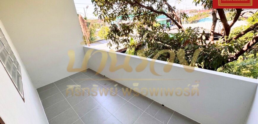 ทาวน์เฮ้าส์ 2 ชั้น หมู่บ้านทรัพย์บัวหลวง ใกล้ถนนสุขุมวิท-บางปู บ้านรีโนเวทใหม่ทั้งหลัง พร้อมเข้าอยู่