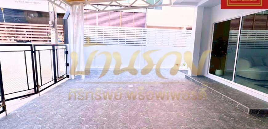 ทาวน์เฮ้าส์ 2 ชั้น หมู่บ้าน มหาวงษ์วิลล่า ปู่เจ้า-สำโรง ใกล้รถไฟฟ้าสายสีเหลือง และสีเขียว BTS บ้านรีโนเวทใหม่ พร้อมเข้าอยู่