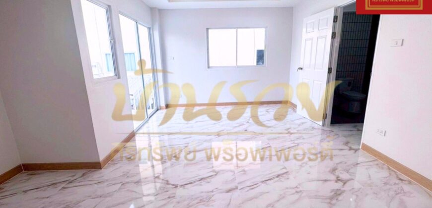 ทาวน์เฮ้าส์ 2 ชั้น หมู่บ้าน มหาวงษ์วิลล่า ปู่เจ้า-สำโรง ใกล้รถไฟฟ้าสายสีเหลือง และสีเขียว BTS บ้านรีโนเวทใหม่ พร้อมเข้าอยู่