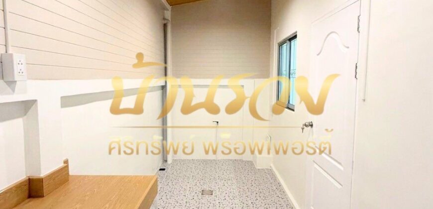 ทาวน์เฮ้าส์ 2 ชั้น หมู่บ้านนิรันดร์วิลล์ 10 ซอยวัดศรีวารีน้อย บางนา กม.18 ใกล้มหาลัยหัวเฉียว บ้านรีโนเวทเปลี่ยนวัสดุใหม่ พร้อมเข้าอยู่