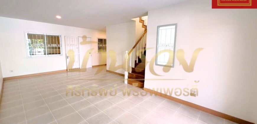 ทาวน์เฮ้าส์ 2 ชั้น หมู่บ้านนิรันดร์วิลล์ 10 ซอยวัดศรีวารีน้อย บางนา กม.18 ใกล้มหาลัยหัวเฉียว บ้านรีโนเวทเปลี่ยนวัสดุใหม่ พร้อมเข้าอยู่