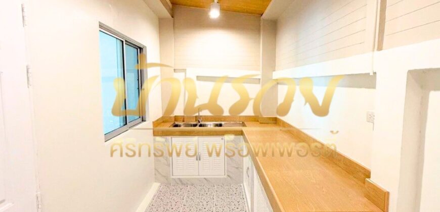 ทาวน์เฮ้าส์ 2 ชั้น หมู่บ้านนิรันดร์วิลล์ 10 ซอยวัดศรีวารีน้อย บางนา กม.18 ใกล้มหาลัยหัวเฉียว บ้านรีโนเวทเปลี่ยนวัสดุใหม่ พร้อมเข้าอยู่