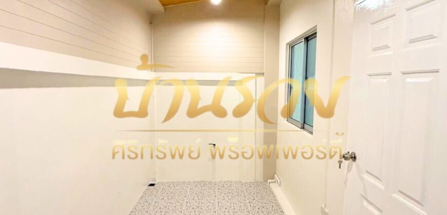 ทาวน์เฮ้าส์ 2 ชั้น หมู่บ้านนิรันดร์วิลล์ 10 ซอยวัดศรีวารีน้อย บางนา กม.18 ใกล้มหาลัยหัวเฉียว บ้านรีโนเวทเปลี่ยนวัสดุใหม่ พร้อมเข้าอยู่