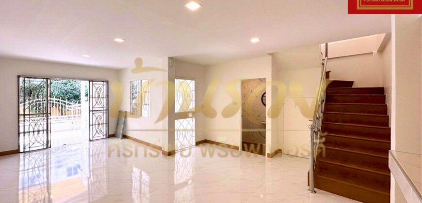 ทาวน์เฮ้าส์ 2 ชั้น หมู่บ้านพนาสนธิ์ วิลล่า12 บางปู บ้านรีโนเวทเปลี่ยนวัสดุใหม่ ใกล้รถไฟฟ้า BTS สถานีเคหะ